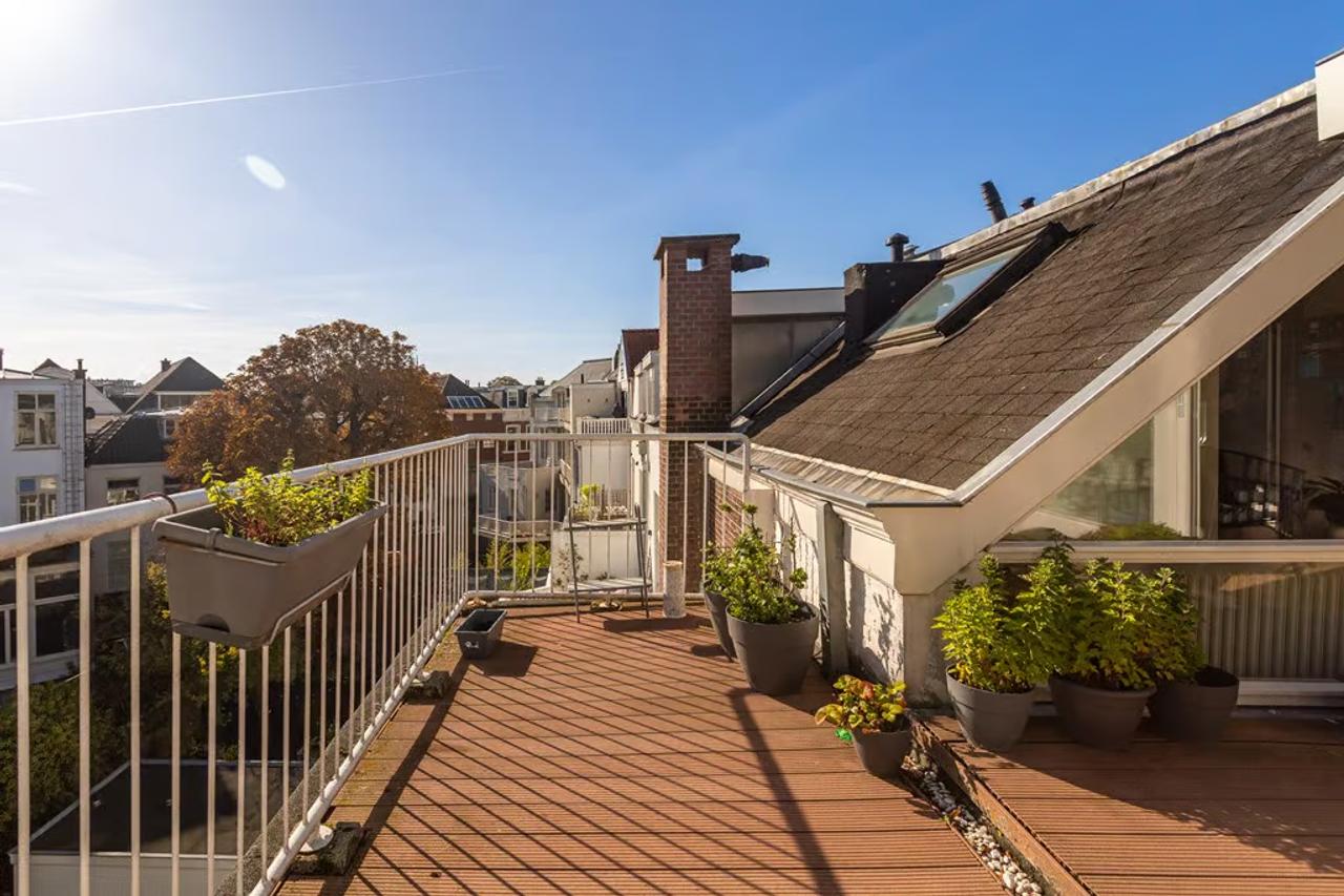 3 Bedrooms with Balcony and Rooftop Terrace - Image 2