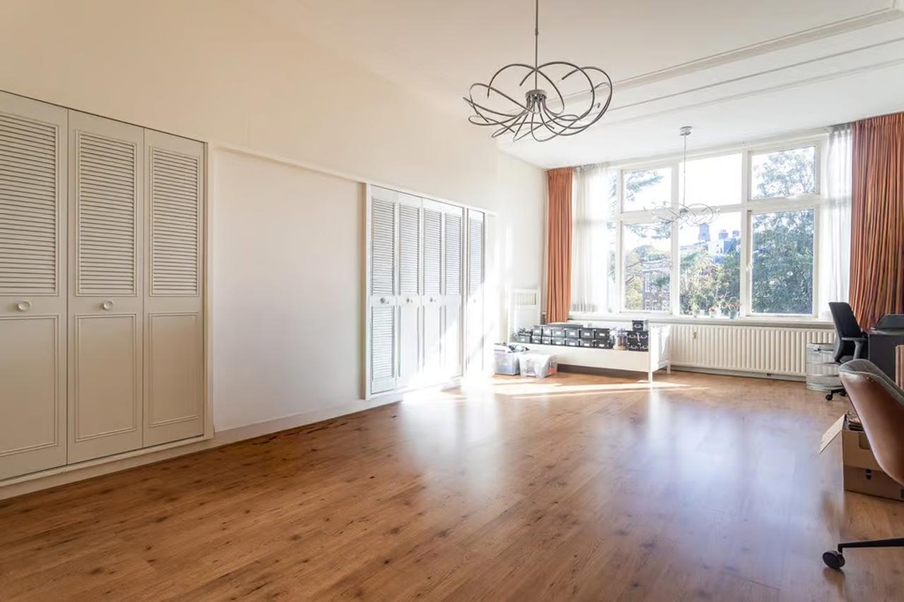 3 Bedrooms with Balcony and Rooftop Terrace - Image 4