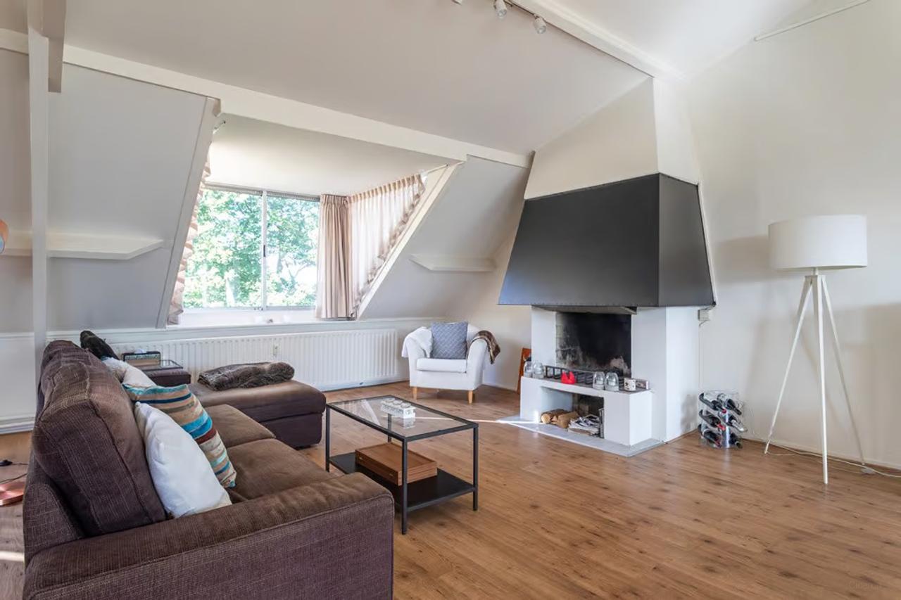 3 Bedrooms with Balcony and Rooftop Terrace - Image 7