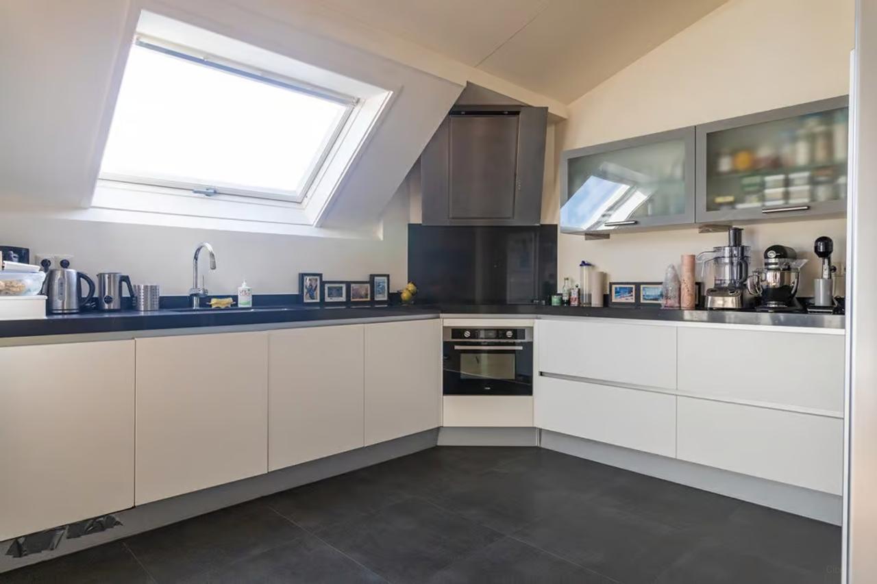 3 Bedrooms with Balcony and Rooftop Terrace - Image 11