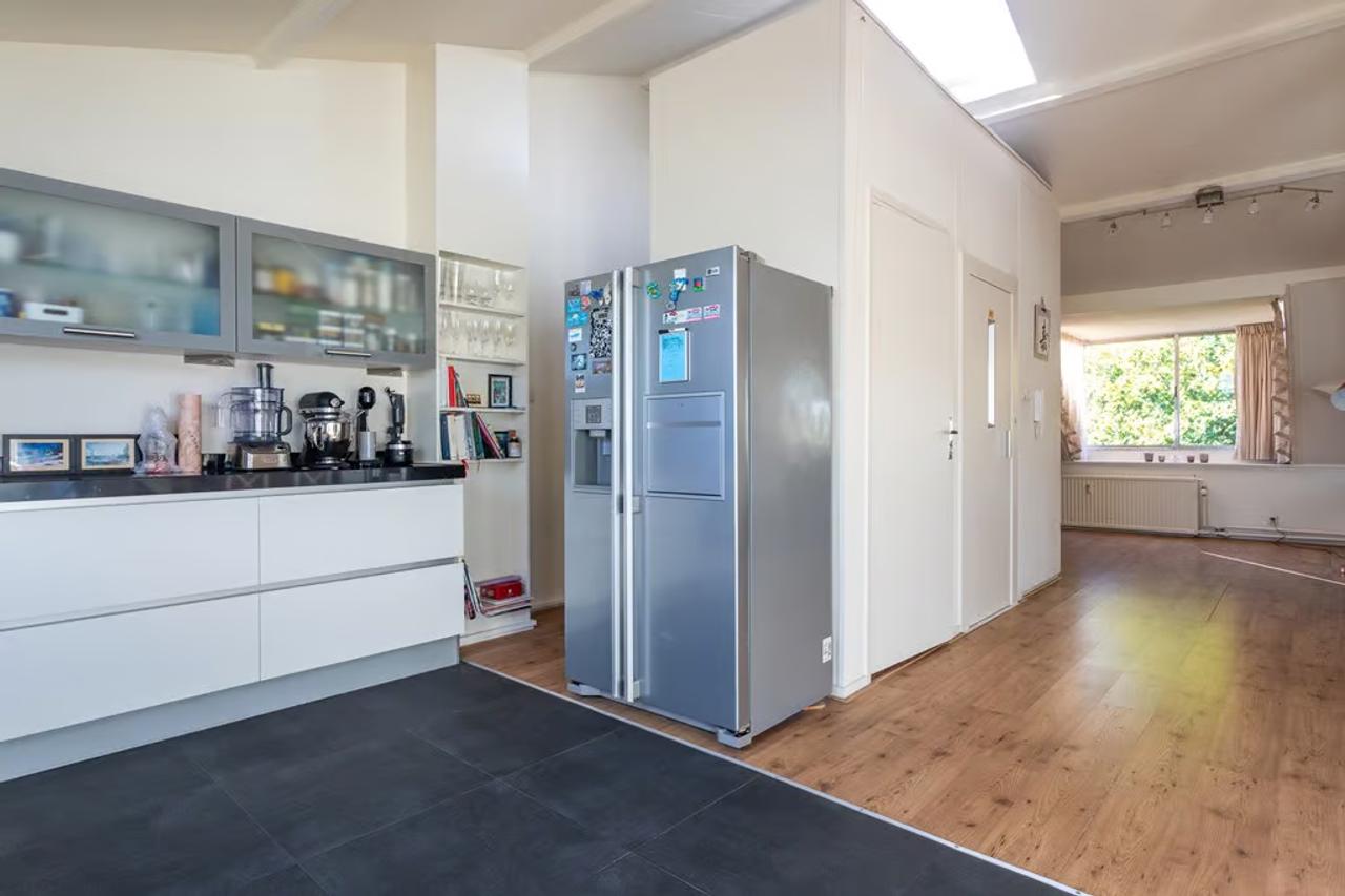 3 Bedrooms with Balcony and Rooftop Terrace - Image 12