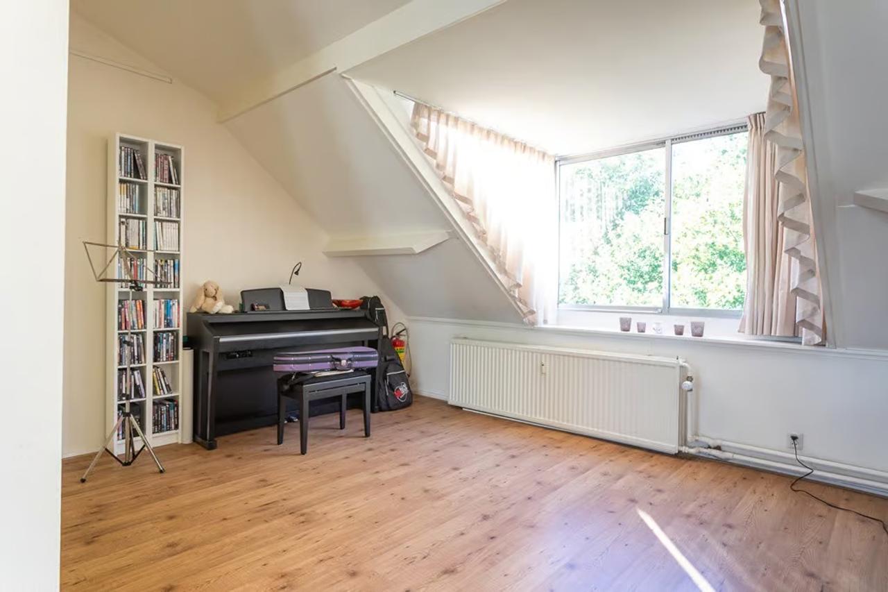 3 Bedrooms with Balcony and Rooftop Terrace - Image 13