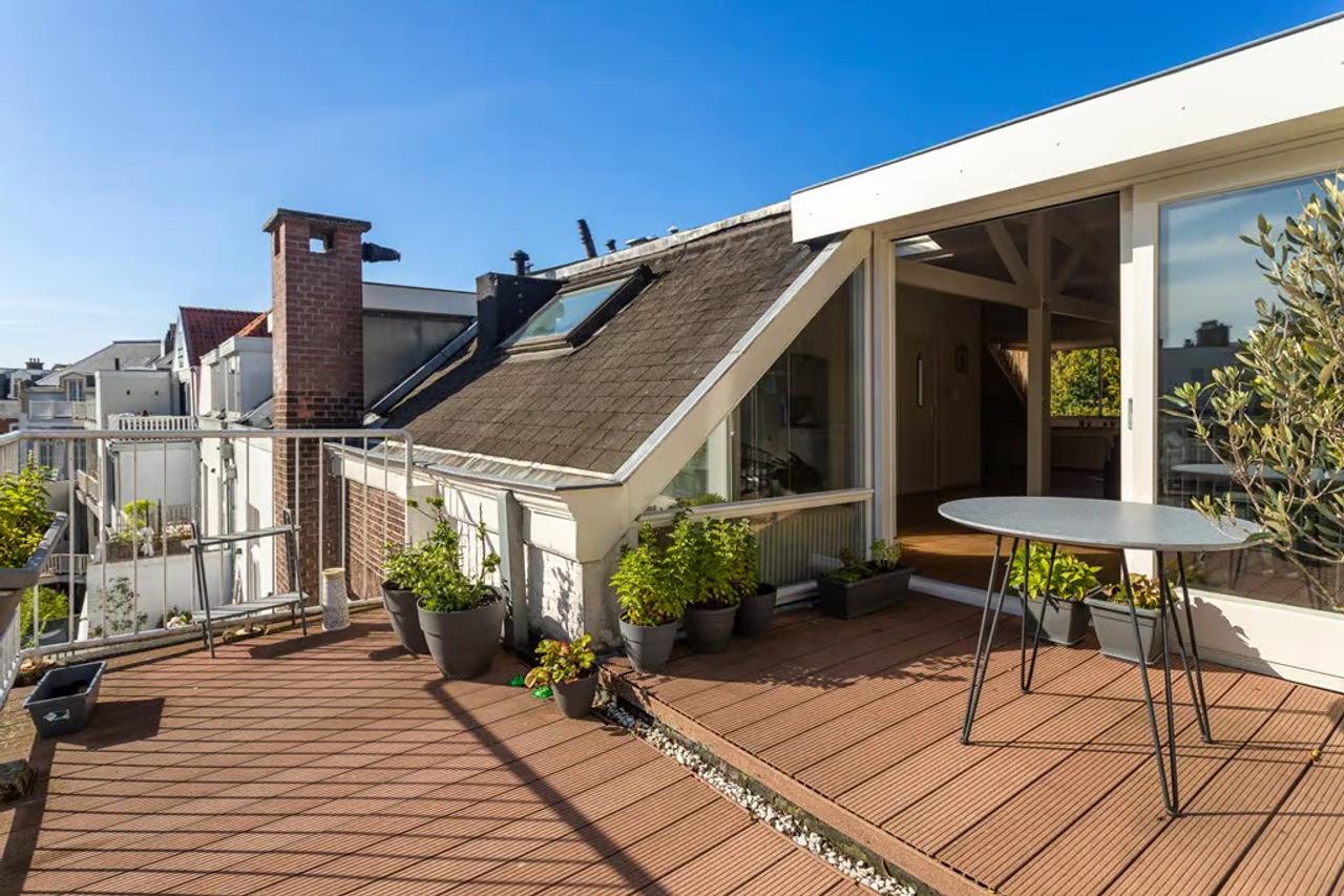 3 Bedrooms with Balcony and Rooftop Terrace - Image 15