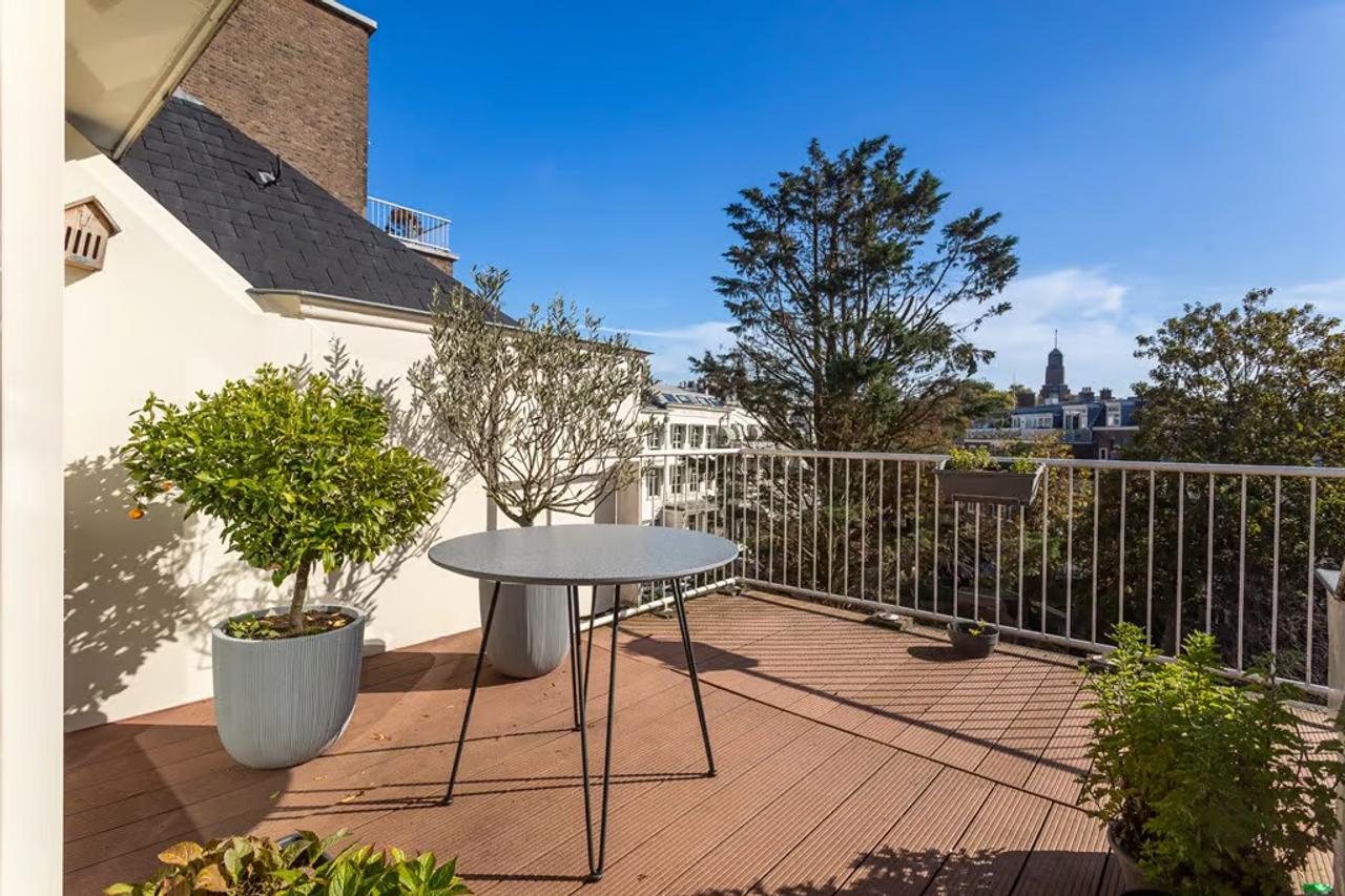 3 Bedrooms with Balcony and Rooftop Terrace - Image 17
