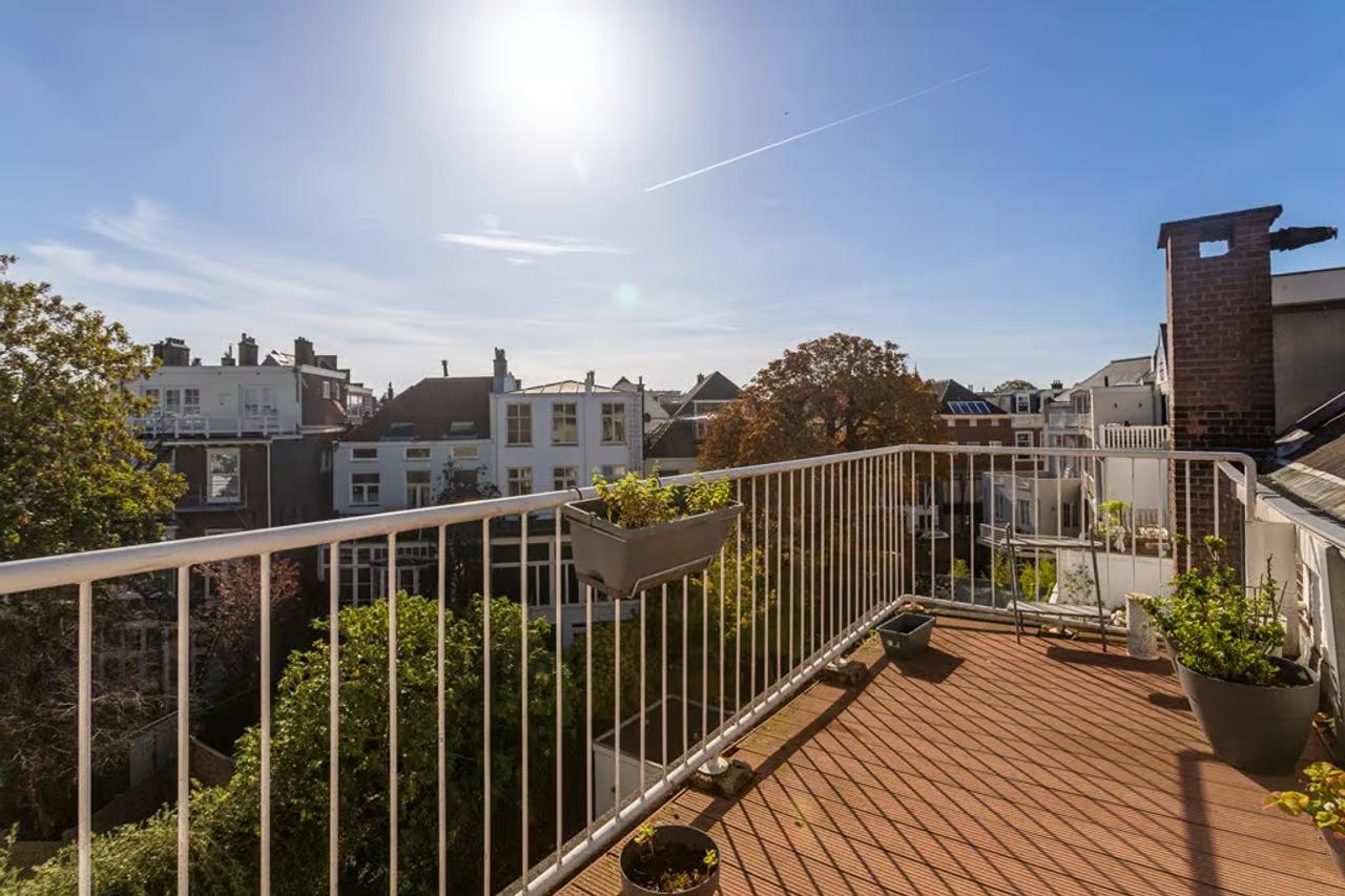 3 Bedrooms with Balcony and Rooftop Terrace - Image 18