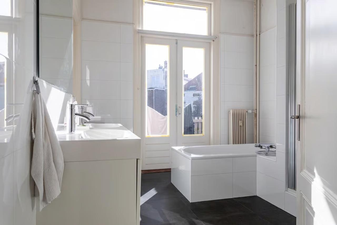 3 Bedrooms with Balcony and Rooftop Terrace - Image 26