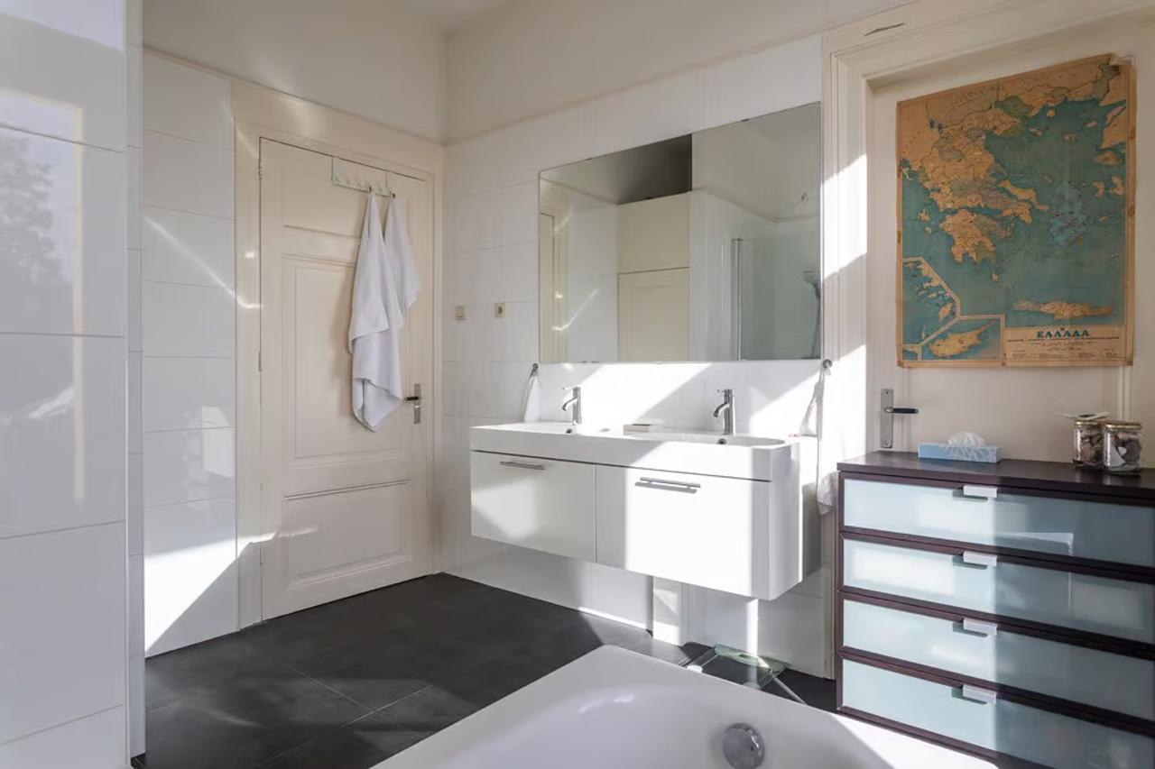 3 Bedrooms with Balcony and Rooftop Terrace - Image 27