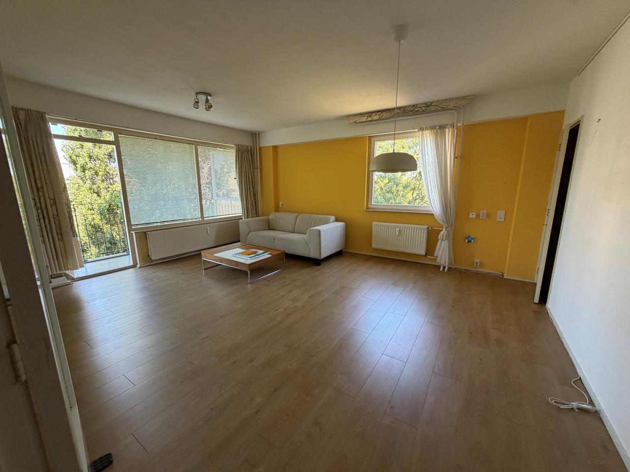 90 m² apartment with 3 bedrooms - Image 1