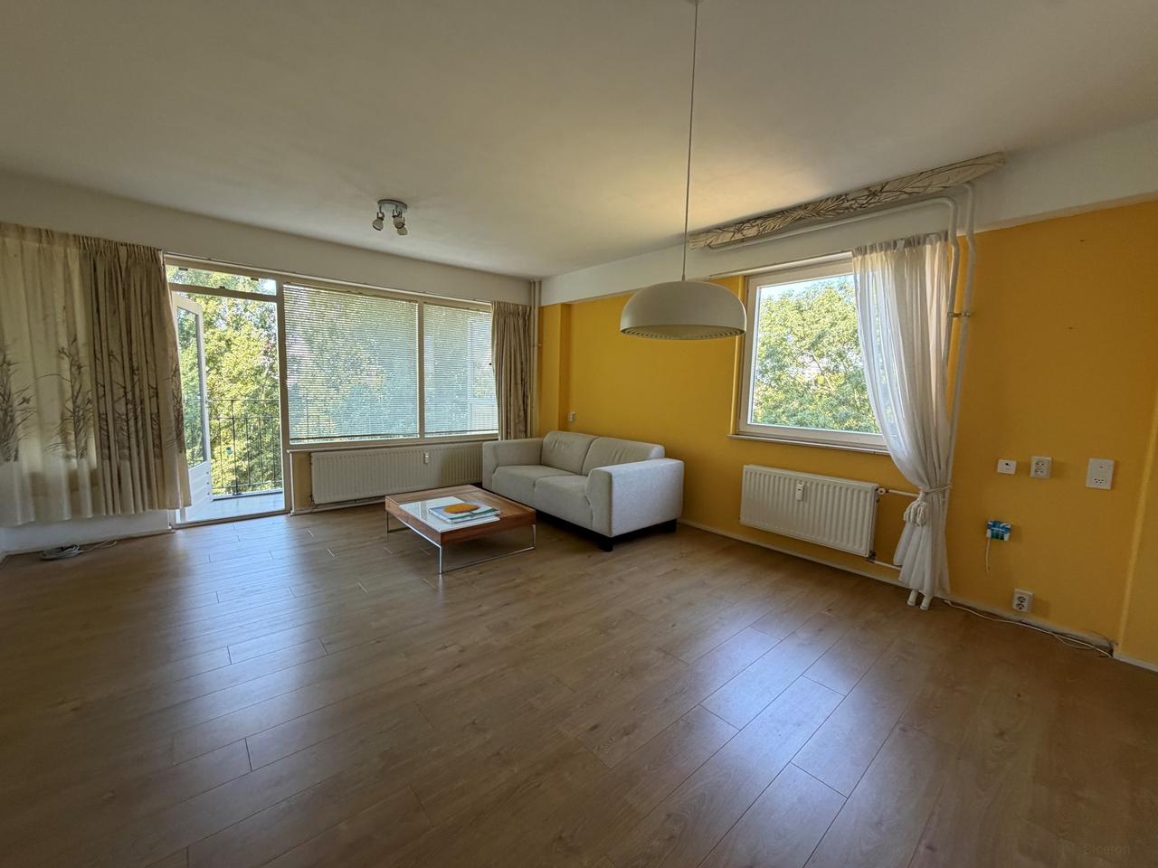 90 m² apartment with 3 bedrooms - Image 2