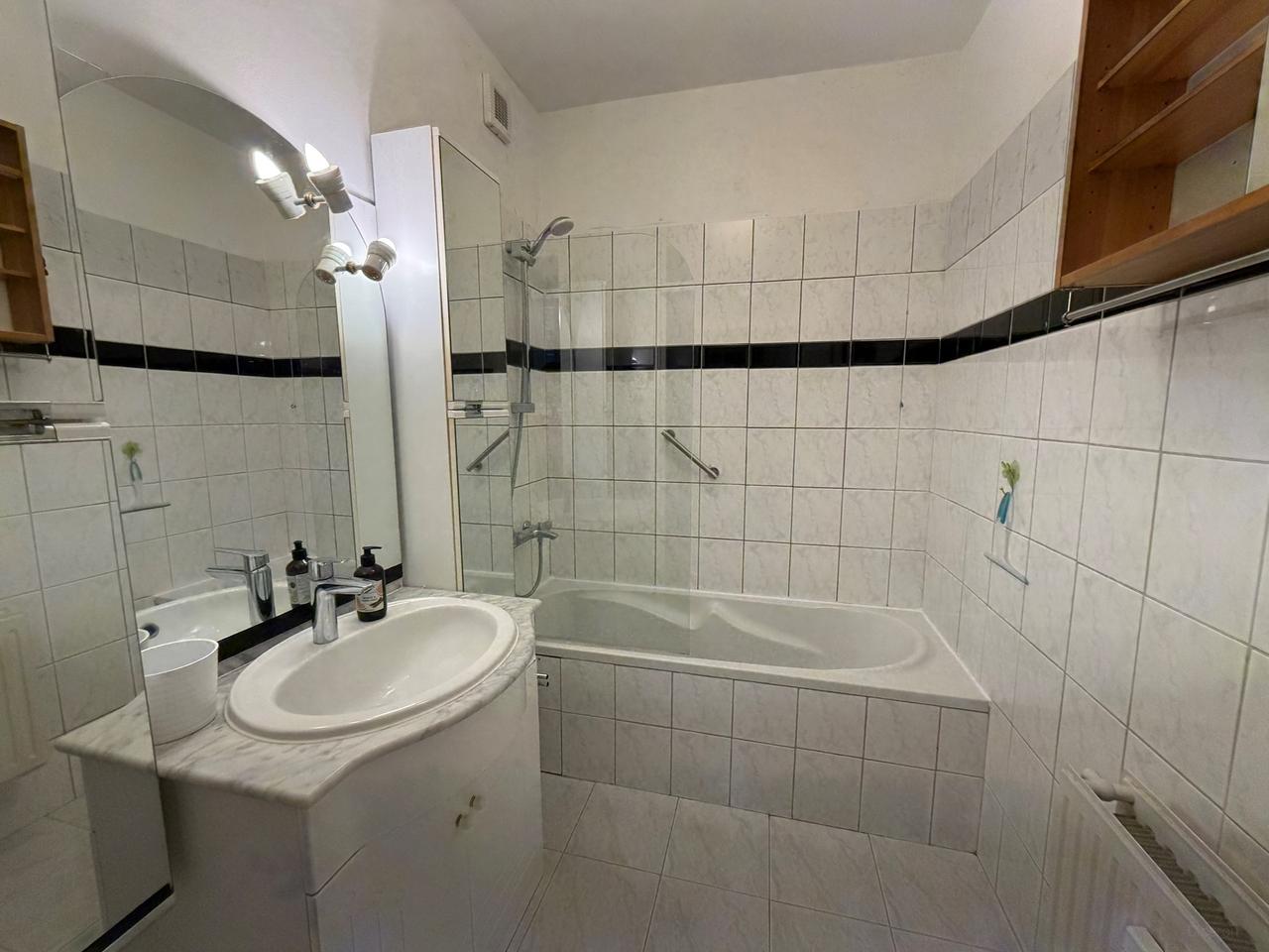 90 m² apartment with 3 bedrooms - Image 15