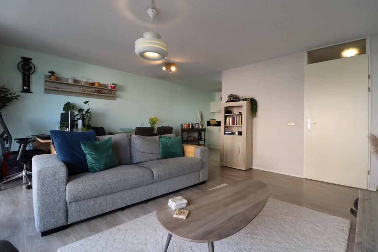 Gemeubileerd 3-kamerappartement met balkon - Afbeelding 1