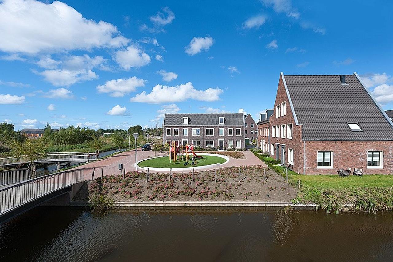 146 m² Corner House with Terrace - Image 3