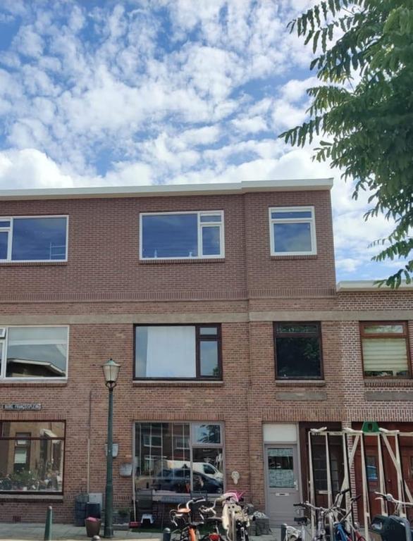 2-Bedroom Apartment with Balcony in Houtwijk - Image 4