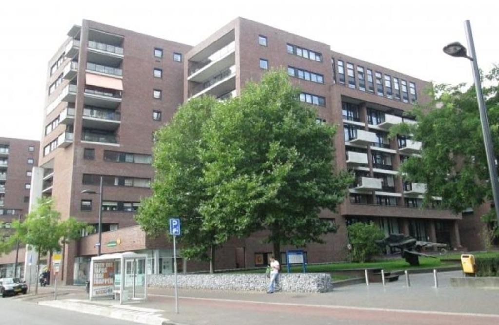2-bedroom apartment with parking in city centre - Image 1