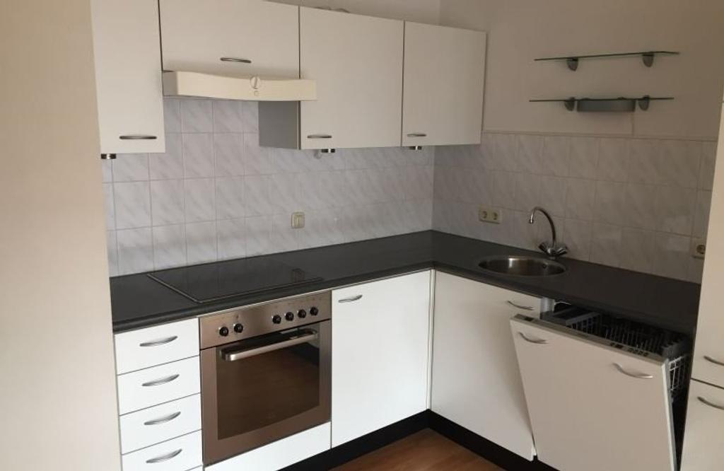 2-bedroom apartment with parking in city centre - Image 2