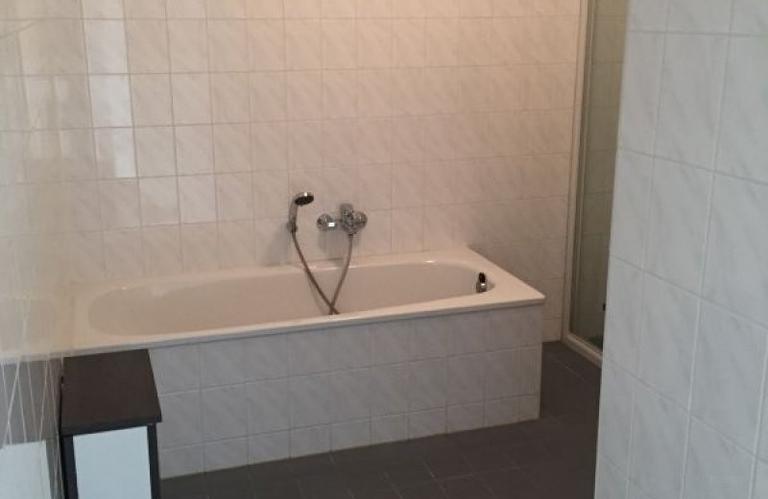 2-bedroom apartment with parking in city centre - Image 13