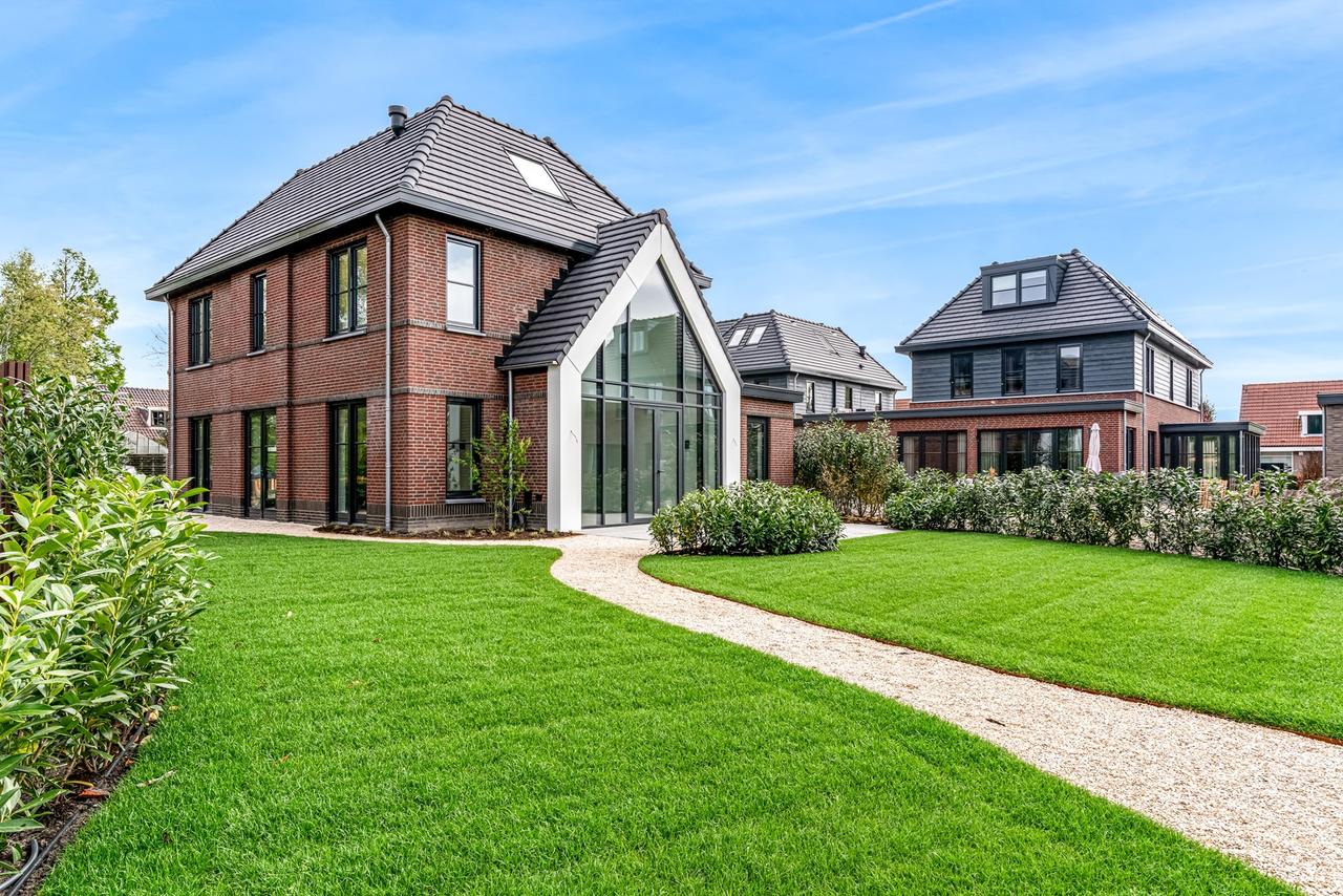 Detached 200 m² villa by the water - Image 1