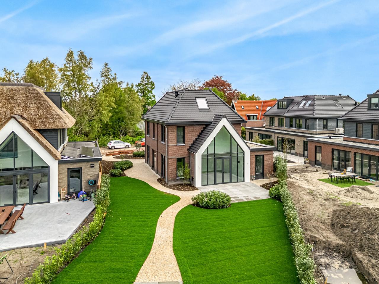 Detached 200 m² villa by the water - Image 2