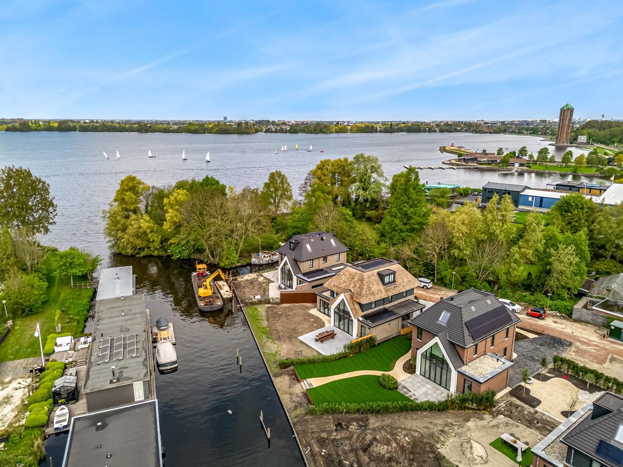Detached 200 m² villa by the water - Image 3