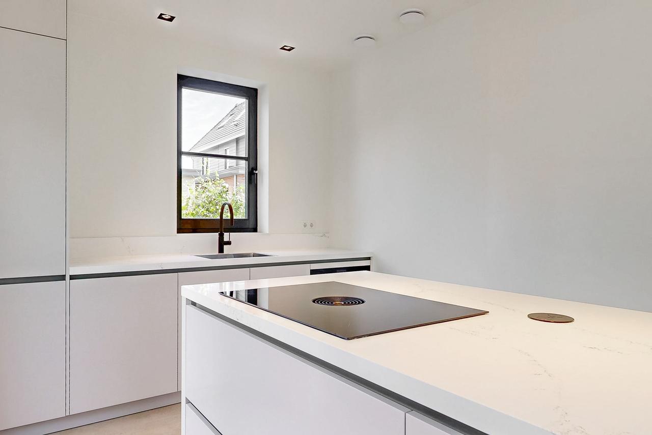 Detached 200 m² villa by the water - Image 17