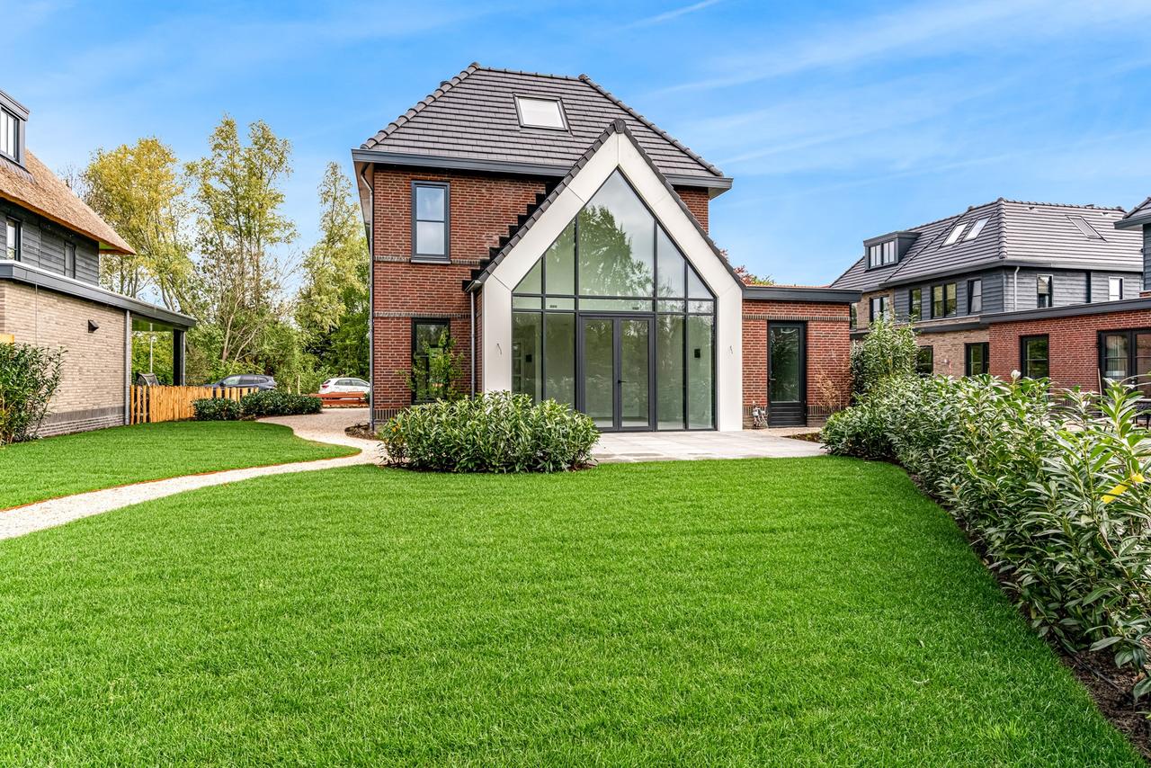 Detached 200 m² villa by the water - Image 49