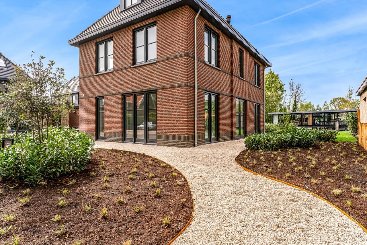 Detached 200 m² villa by the water - Image 51