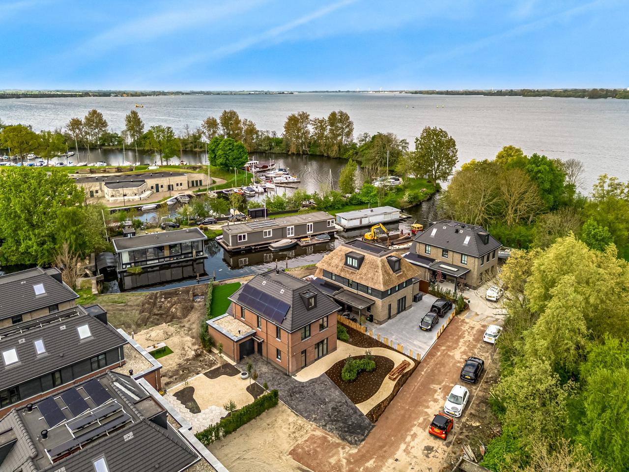 Detached 200 m² villa by the water - Image 56