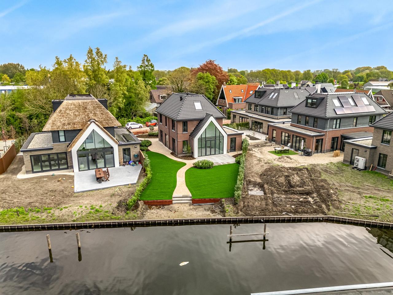 Detached 200 m² villa by the water - Image 57