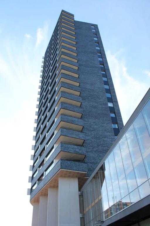 16th-floor apartment with views in Leiden - Image 4