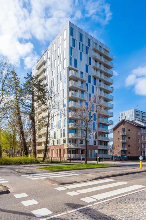 16th-floor apartment with views in Leiden - Image 7