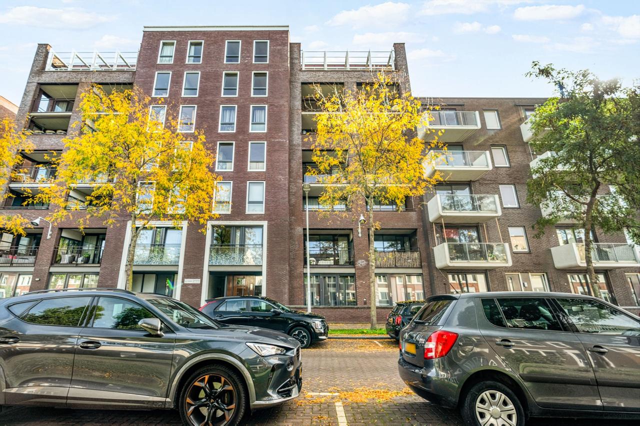 84 m² apartment with balcony and parking - Image 1