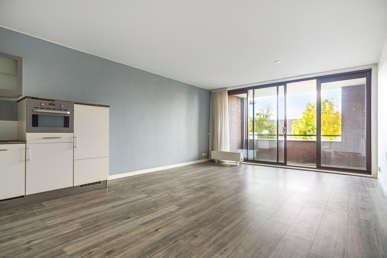 84 m² apartment with balcony and parking - Image 3