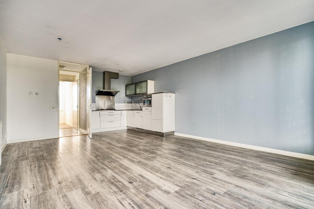 84 m² apartment with balcony and parking - Image 4