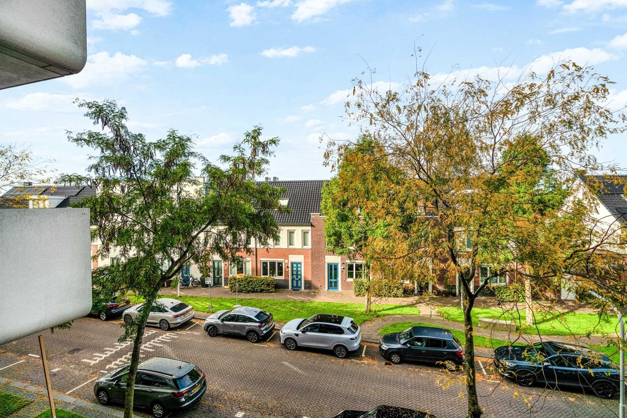 84 m² apartment with balcony and parking - Image 11