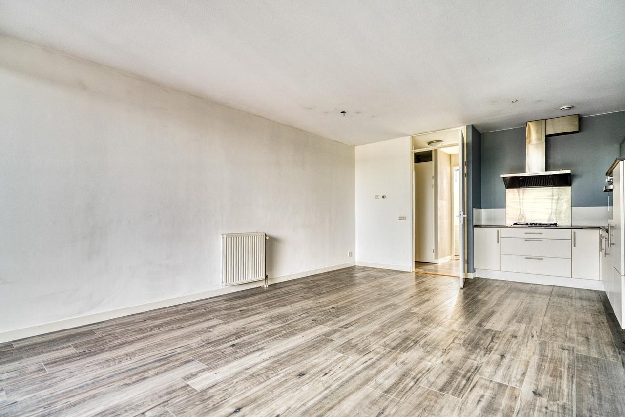 84 m² apartment with balcony and parking - Image 12