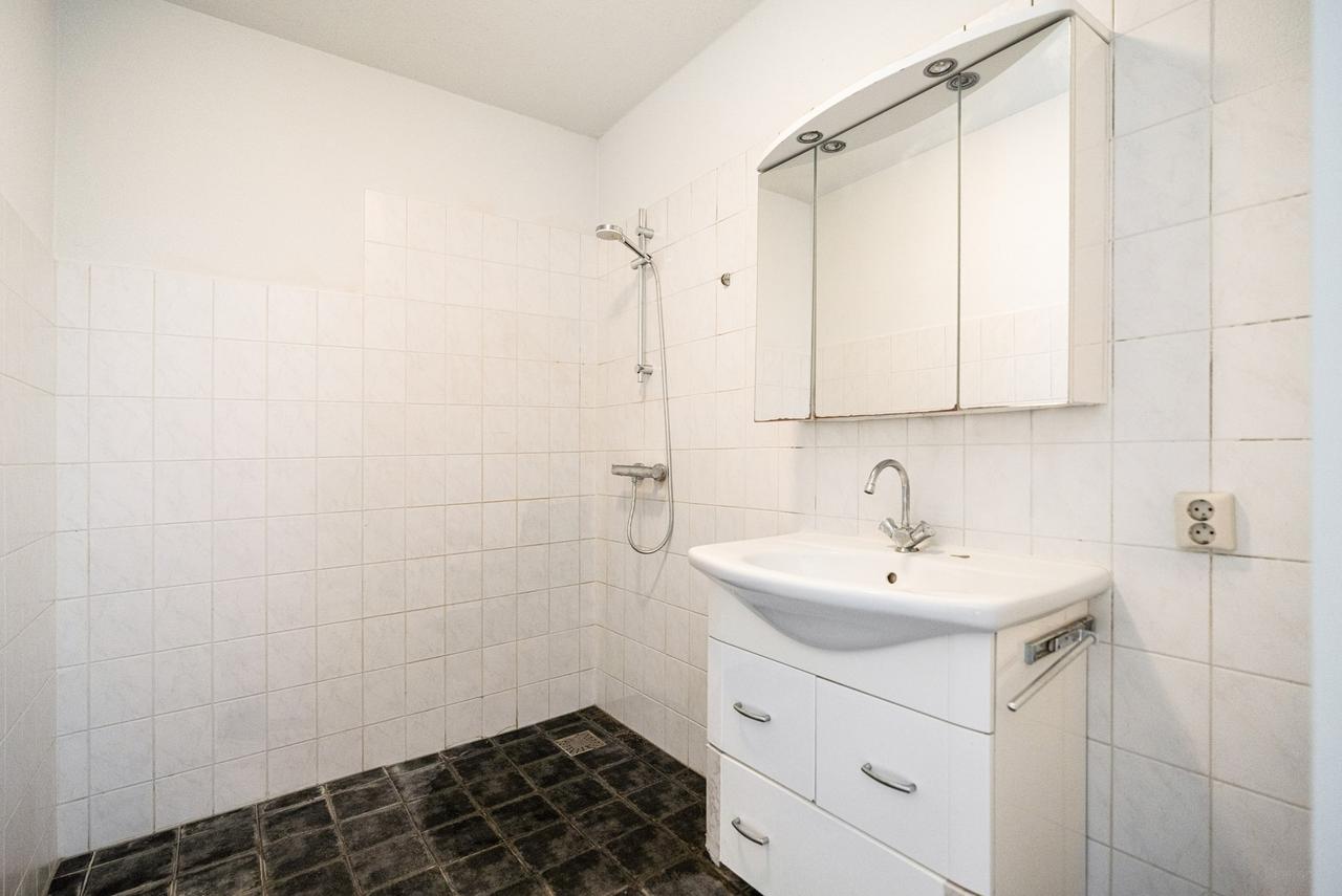 84 m² apartment with balcony and parking - Image 24