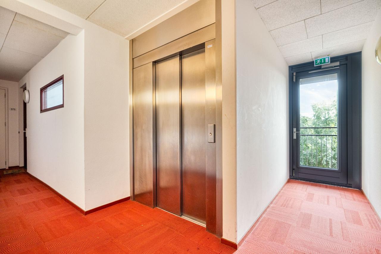 84 m² apartment with balcony and parking - Image 29