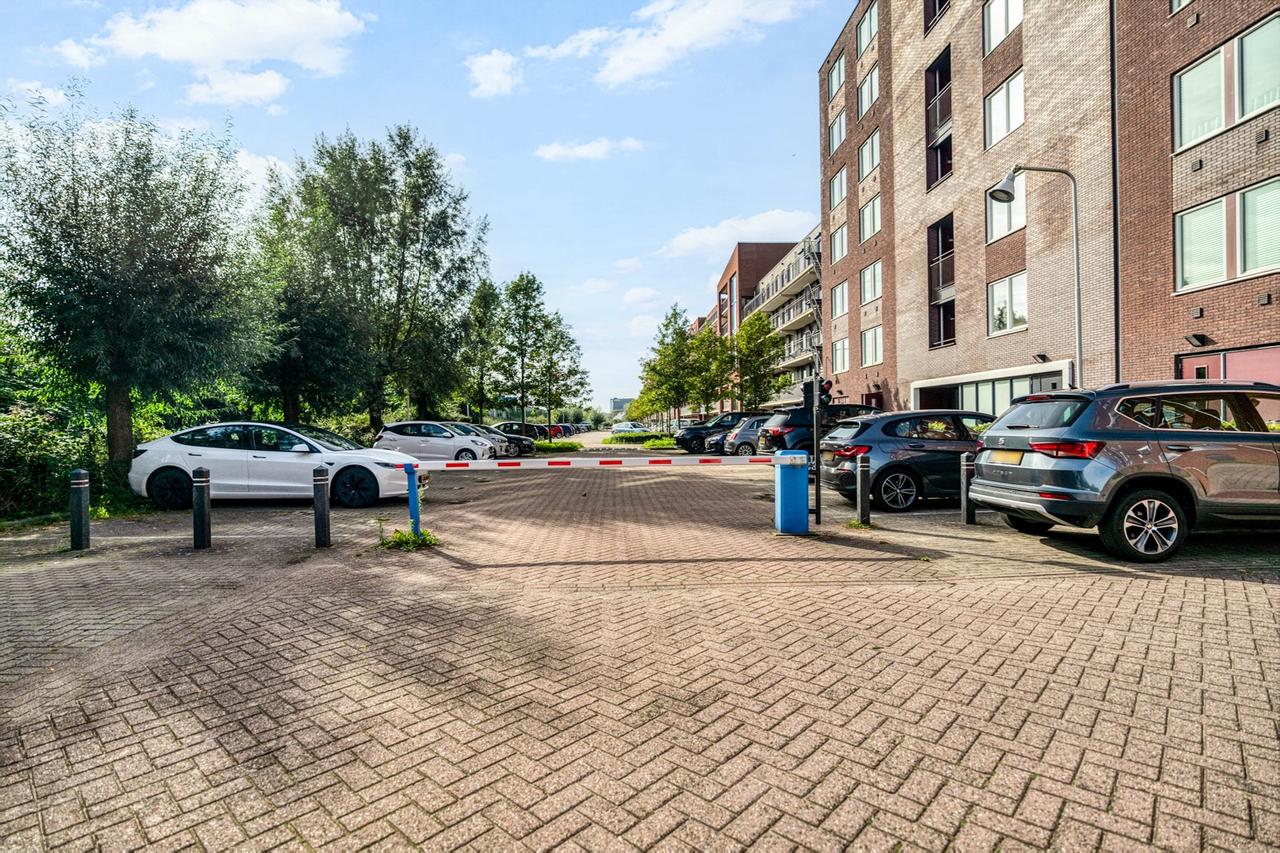 84 m² apartment with balcony and parking - Image 32