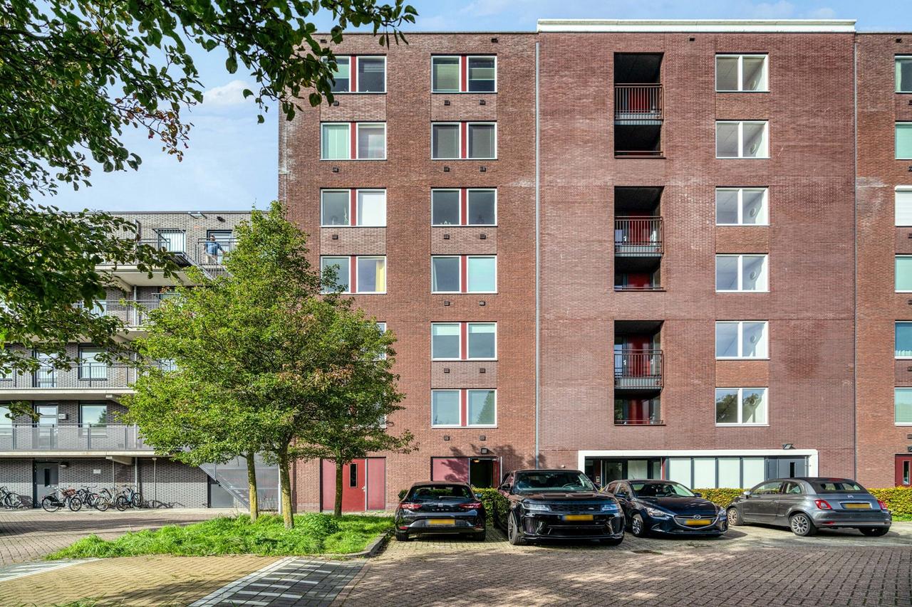 84 m² apartment with balcony and parking - Image 33