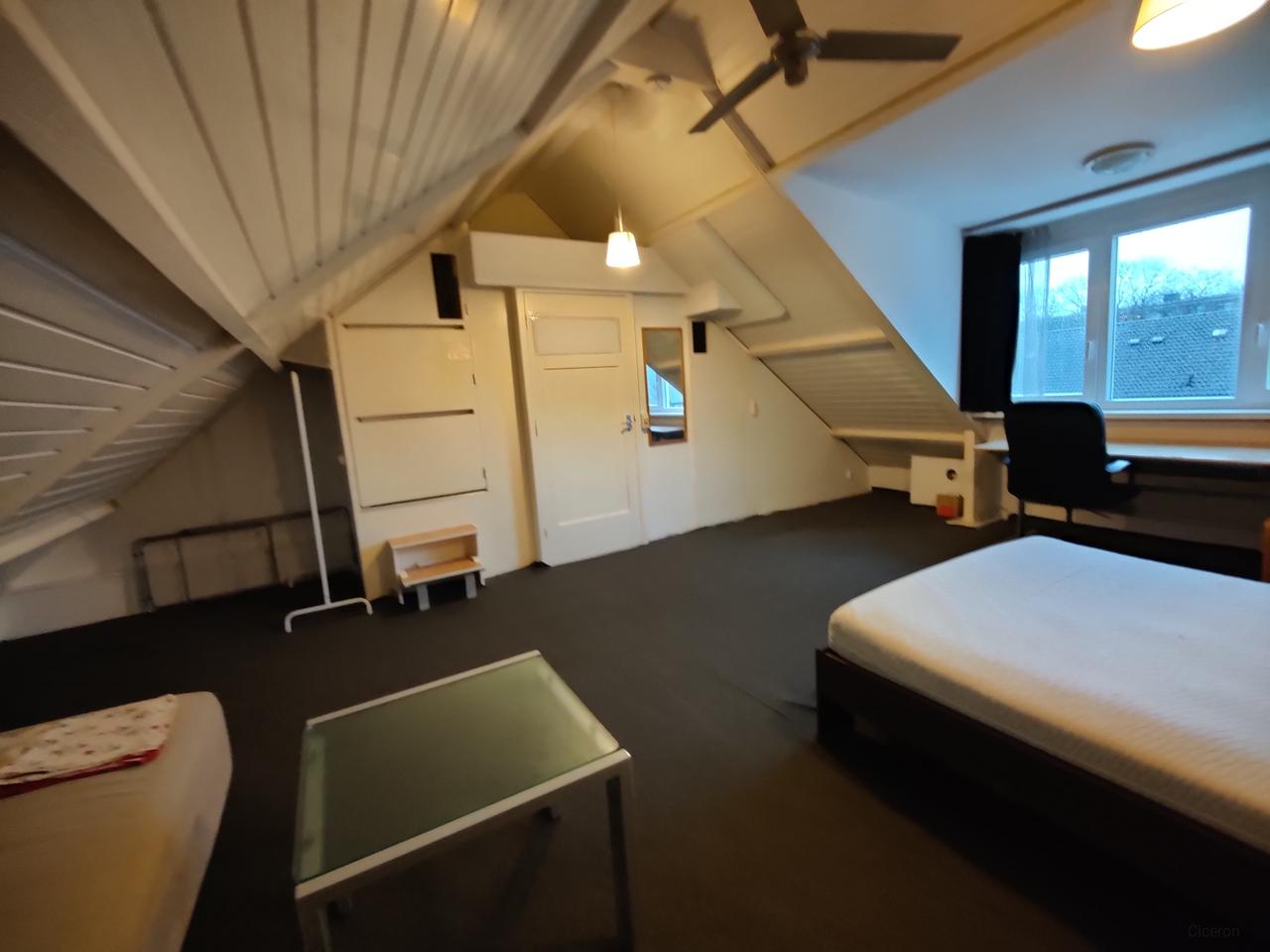 Room with private bathroom in Doornakkers-Oost - Image 1