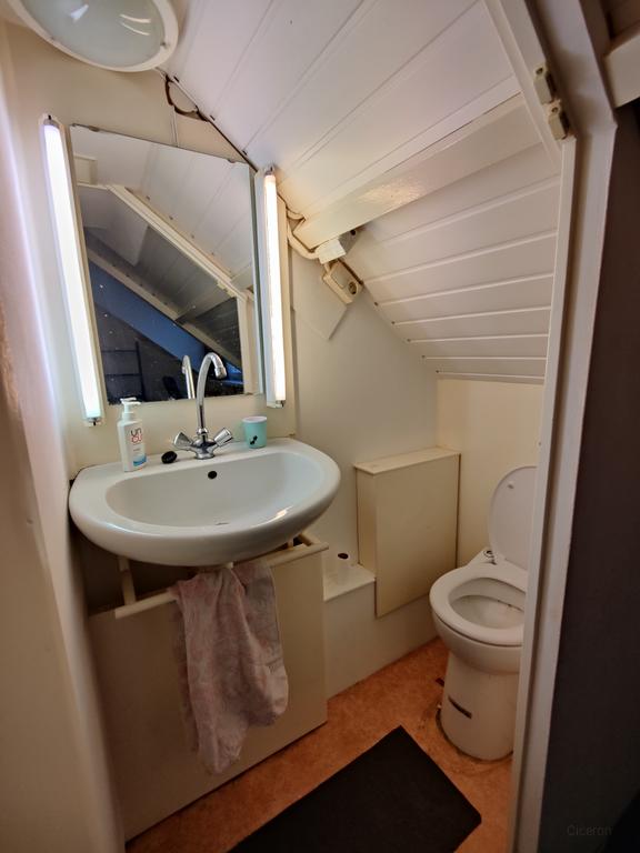 Room with private bathroom in Doornakkers-Oost - Image 4