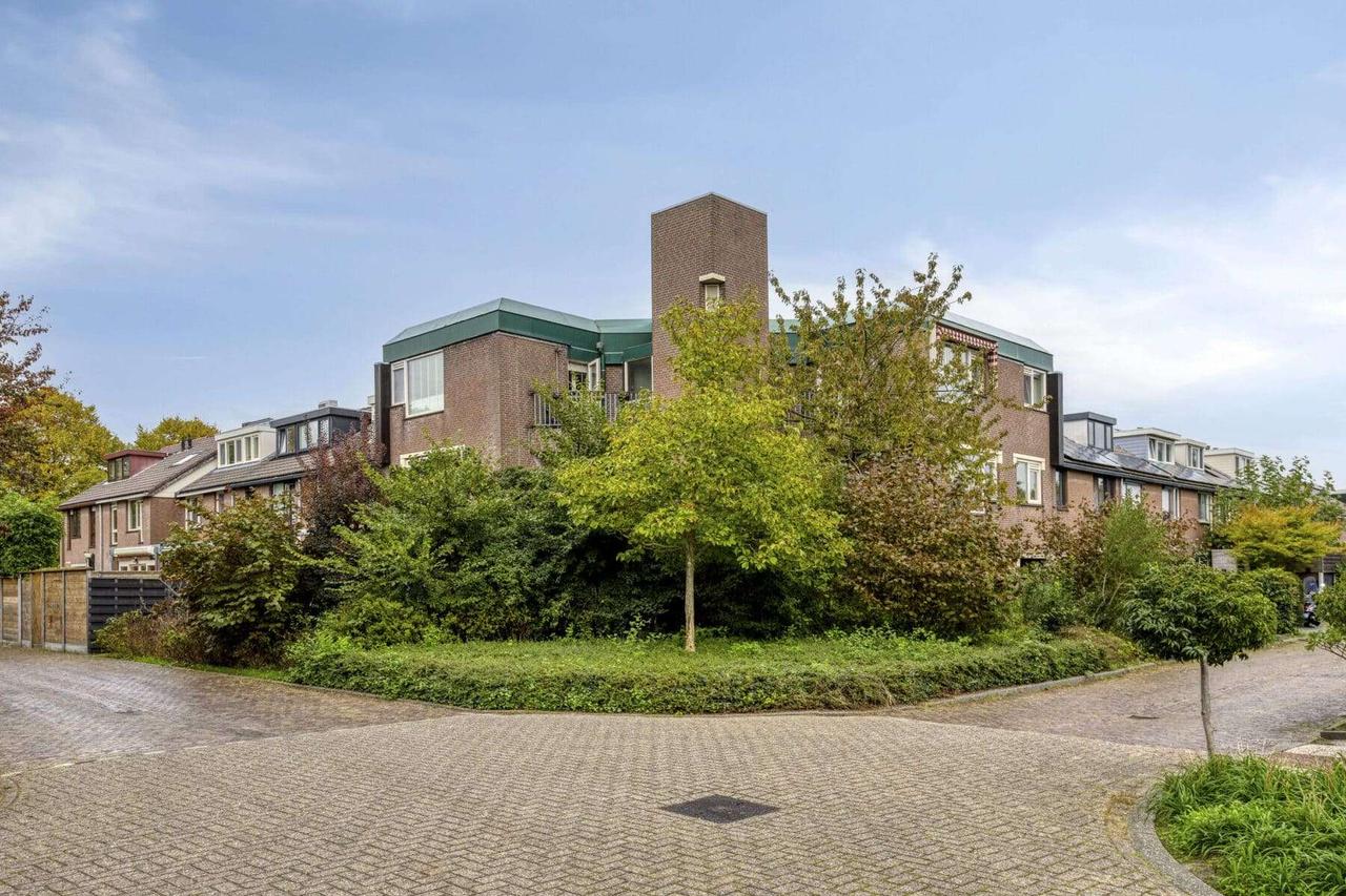 Furnished 2-Bedroom Apartment with Balcony - Image 1