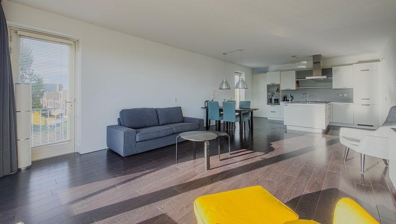 Furnished 4-Room Apartment with Balcony - Image 3