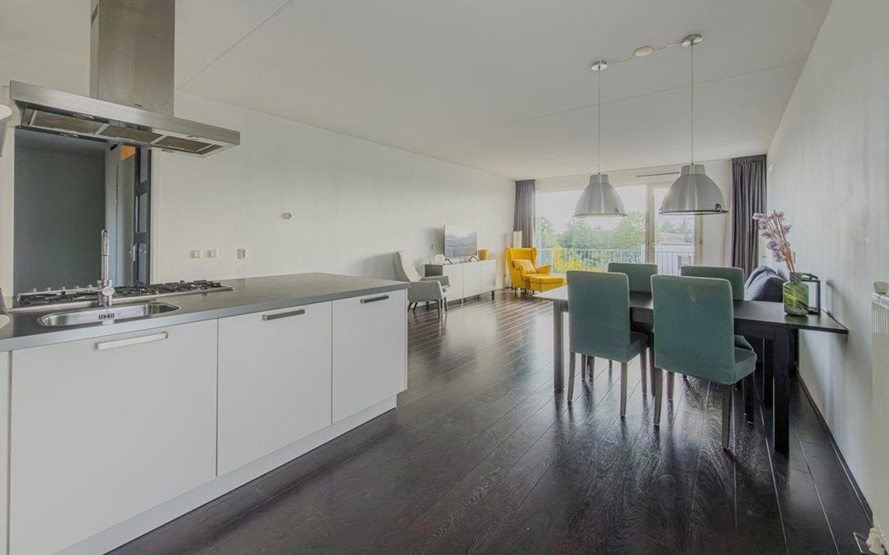 Furnished 4-Room Apartment with Balcony - Image 4