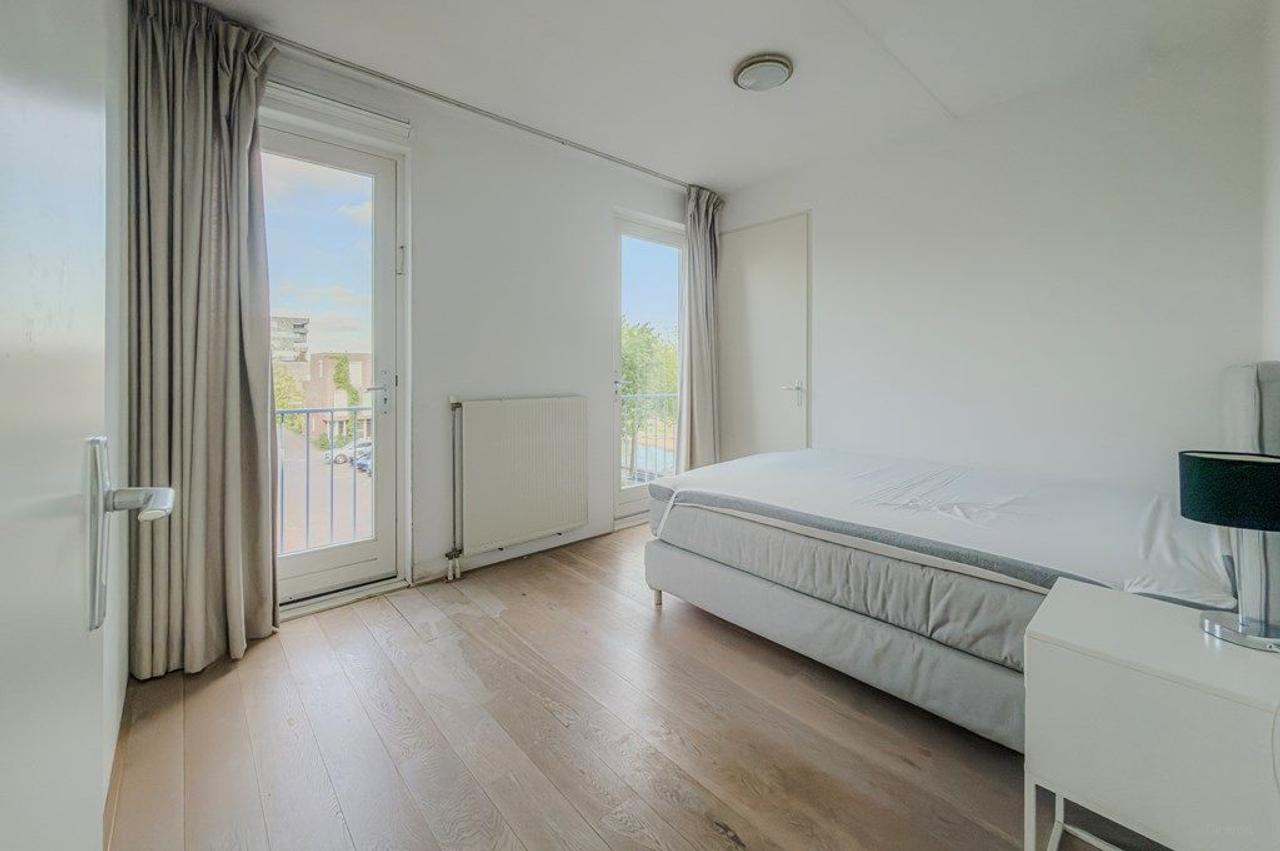 Furnished 4-Room Apartment with Balcony - Image 11