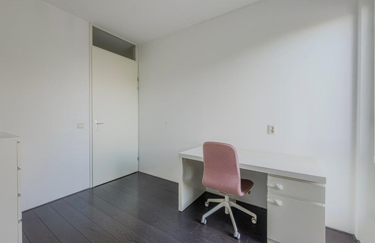 Furnished 4-Room Apartment with Balcony - Image 17