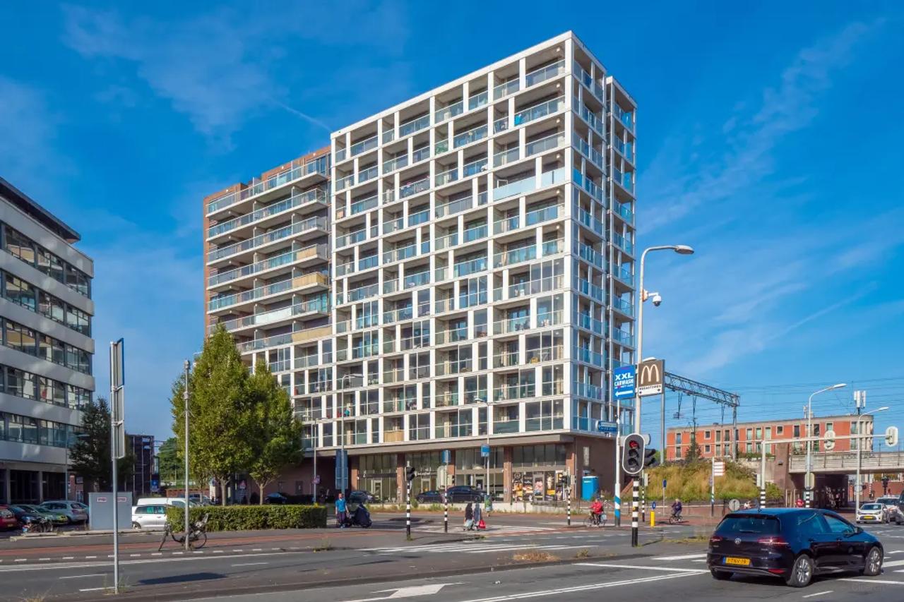 Apartment with 14 m² of outdoor space - Image 1