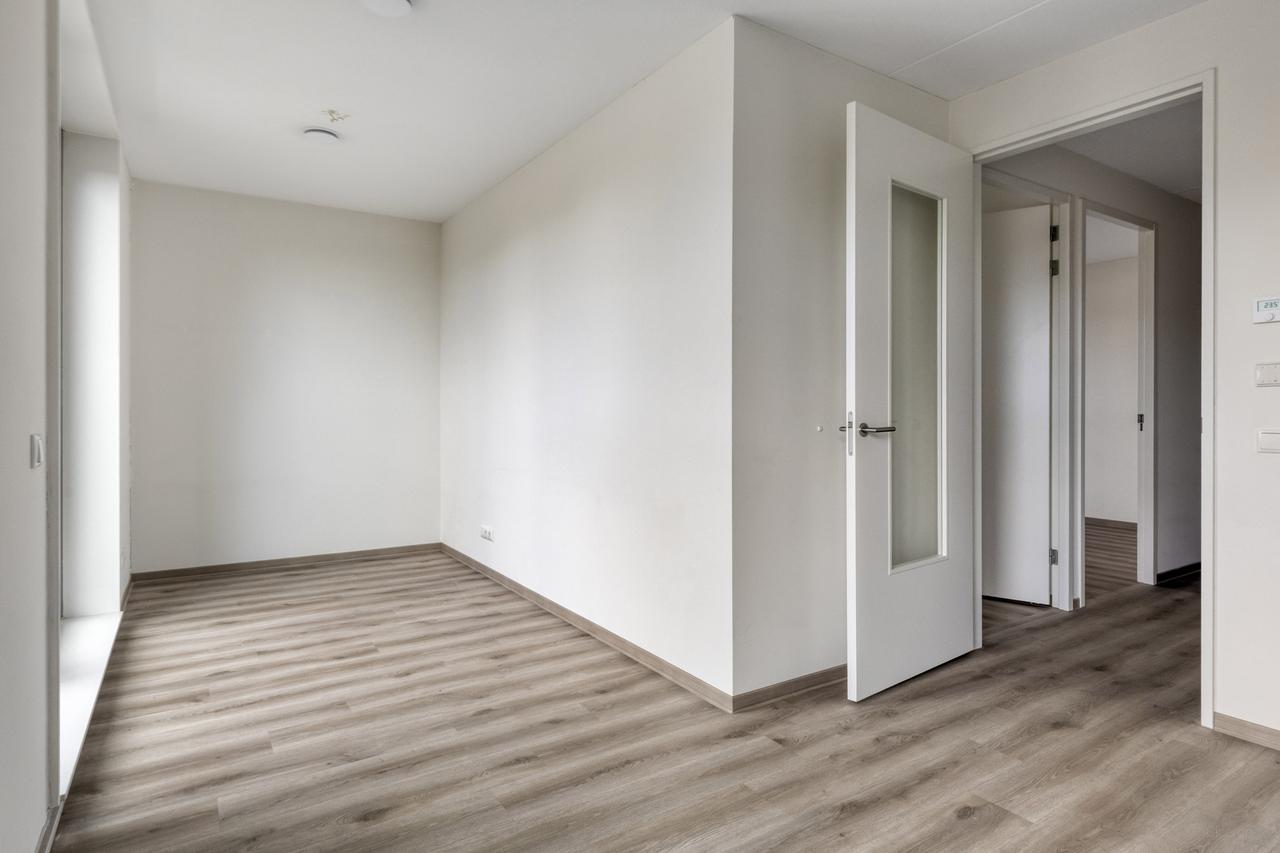 63 m² 2-bedroom rental apartment - Image 2