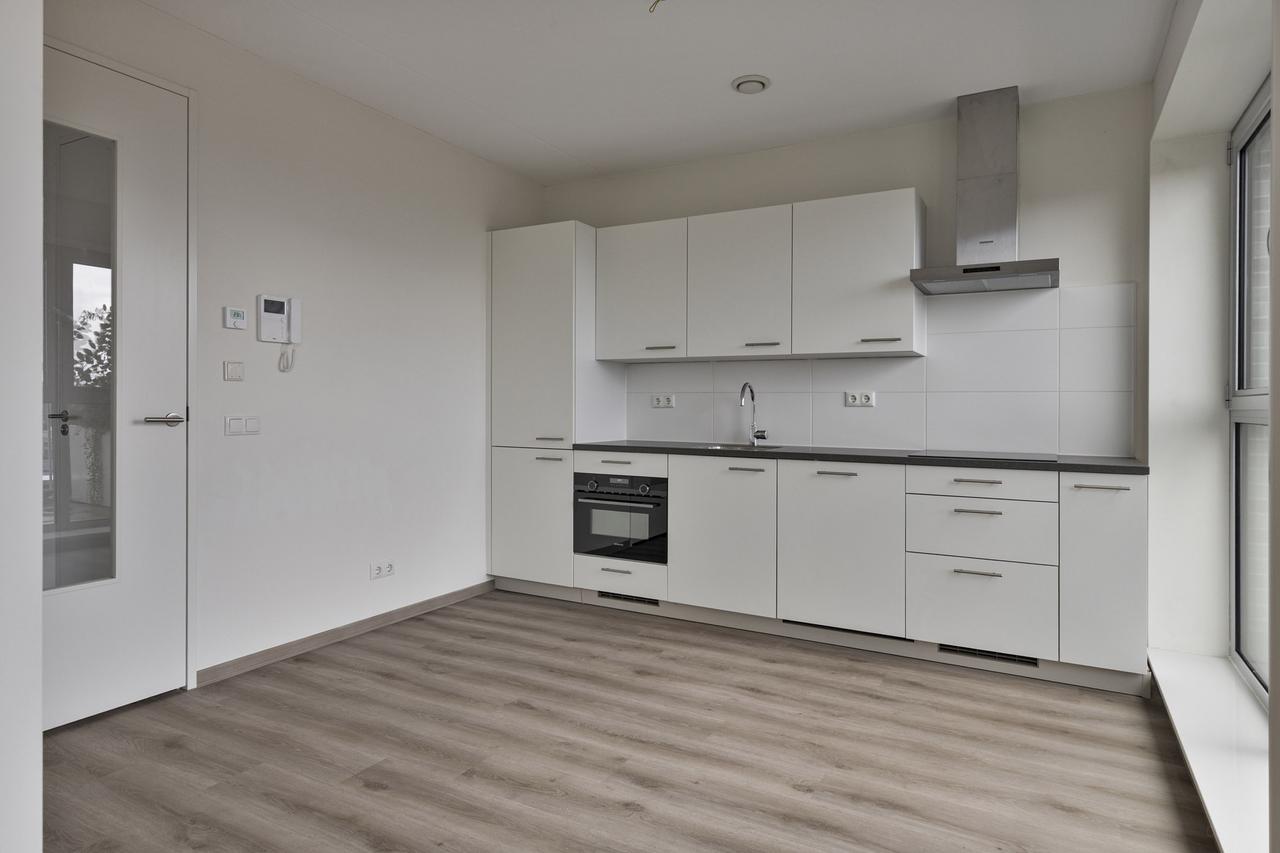 63 m² 2-bedroom rental apartment - Image 3