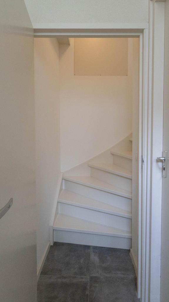 Bright 1-Bedroom Apartment with Roof Terrace - Image 2
